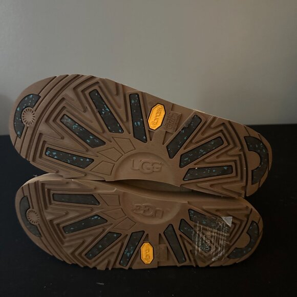 EUC, UGG Women's Classic Short Boot Waterproof, size 8.5, tan - Picture 4 of 5